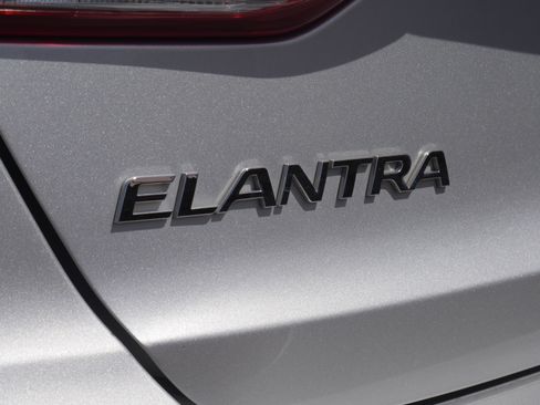 Used 2018 Hyundai Elantra SEL FWD image 16