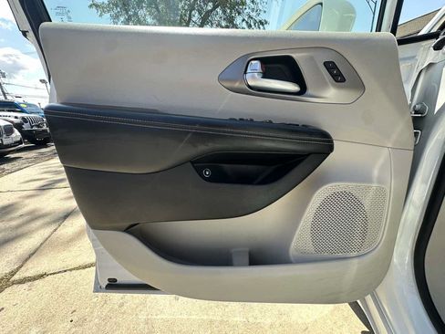 Used 2021 Chrysler Pacifica Touring-L FWD image 21