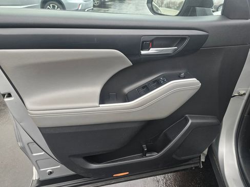 Used 2021 Toyota Highlander XLE image 16