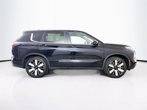 Used 2025 Mitsubishi Outlander SE image 8