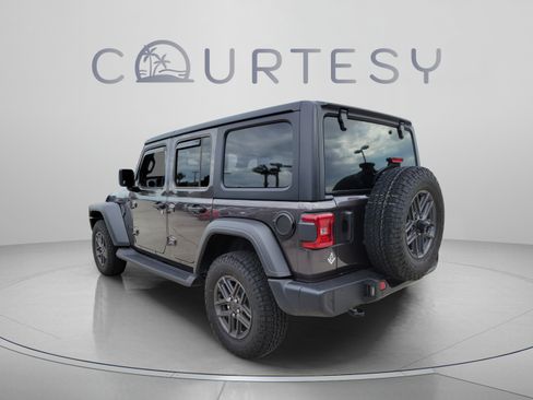 Used 2025 Jeep Wrangler Unlimited Sport AWD/4WD image 2