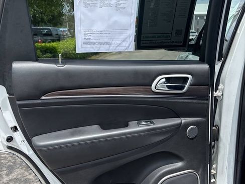 Used 2018 Jeep Grand Cherokee Overland w/ Interior Metal Package AWD/4WD image 17