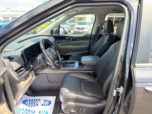Used 2025 Kia Carnival FWD image 9