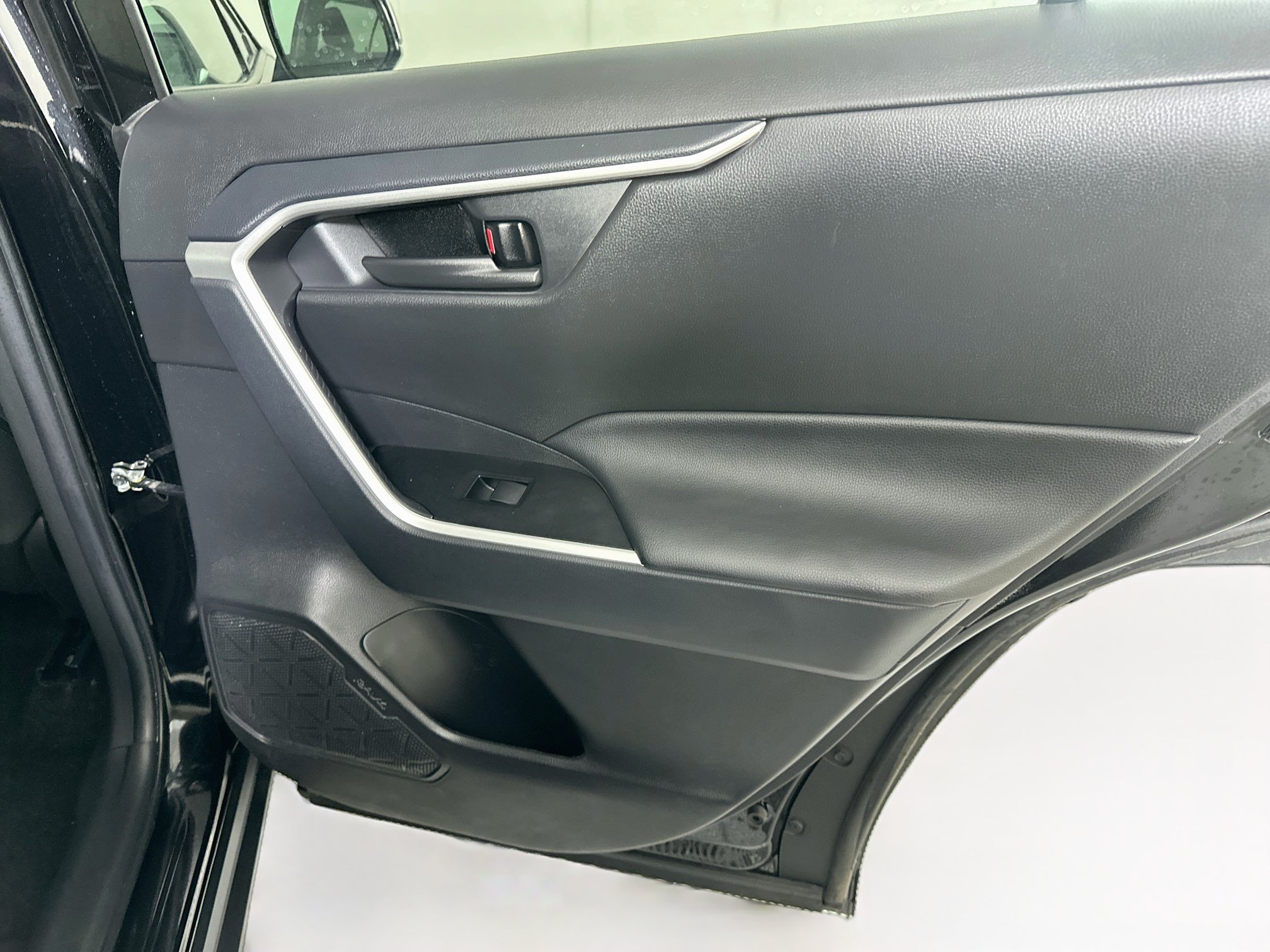 Used 2025 Toyota RAV4 LE FWD image 28