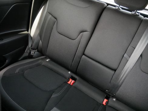 Used 2022 Jeep Renegade Altitude w/ Convenience Group AWD/4WD image 12