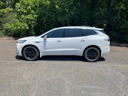 Used 2022 Buick Enclave Avenir w/ Avenir Technology Package FWD image 2