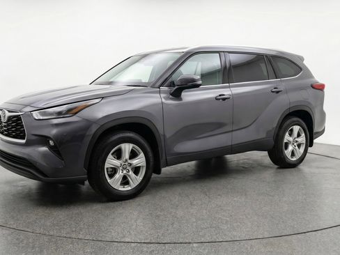 Used 2025 Toyota Highlander LE FWD image 3