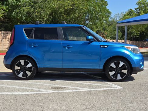 Used 2018 Kia Soul + FWD image 2