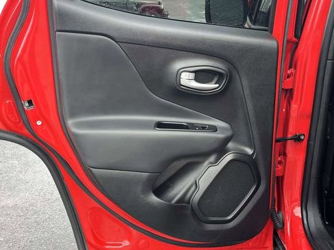 Used 2023 Jeep Renegade Latitude image 16