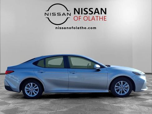 Used 2025 Toyota Camry LE image 28