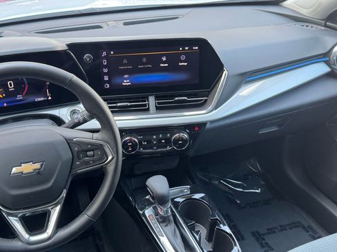 Used 2025 Chevrolet Trax LT w/ LT Convenience Package image 20