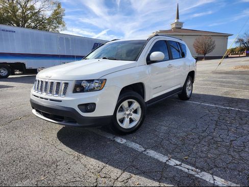 Used 2017 Jeep Compass Latitude image 4