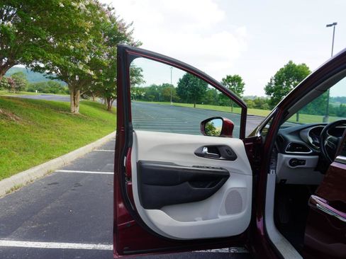 Used 2020 Chrysler Pacifica Touring-L FWD image 10