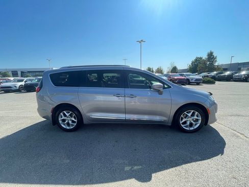 Used 2020 Chrysler Pacifica Touring-L Plus w/ Tire & Wheel Group FWD image 5