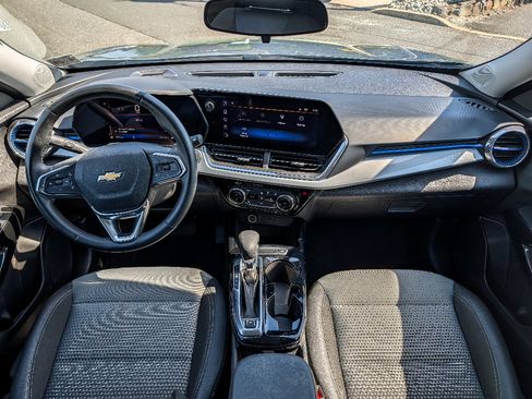 Used 2025 Chevrolet Trax LT w/ LT Convenience Package FWD image 24