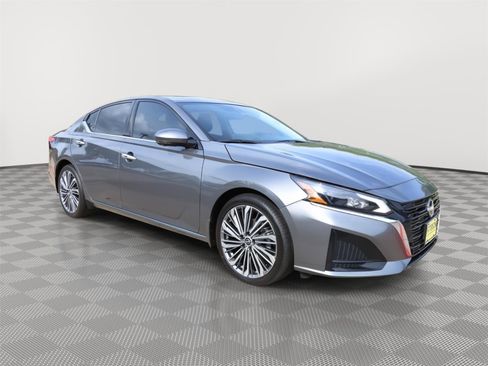 Used 2025 Nissan Altima 2.5 SR w/ SR Premium Package FWD image 2