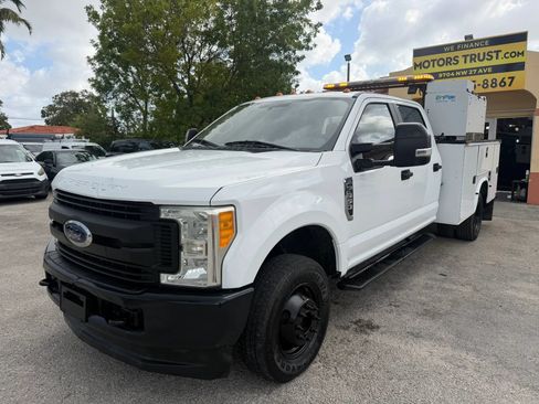 Used 2017 Ford F350 4x4 Crew Cab XL DRW w/ Power Equipment Group image 2