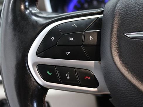 Used 2019 Chrysler Pacifica Touring-L FWD image 16