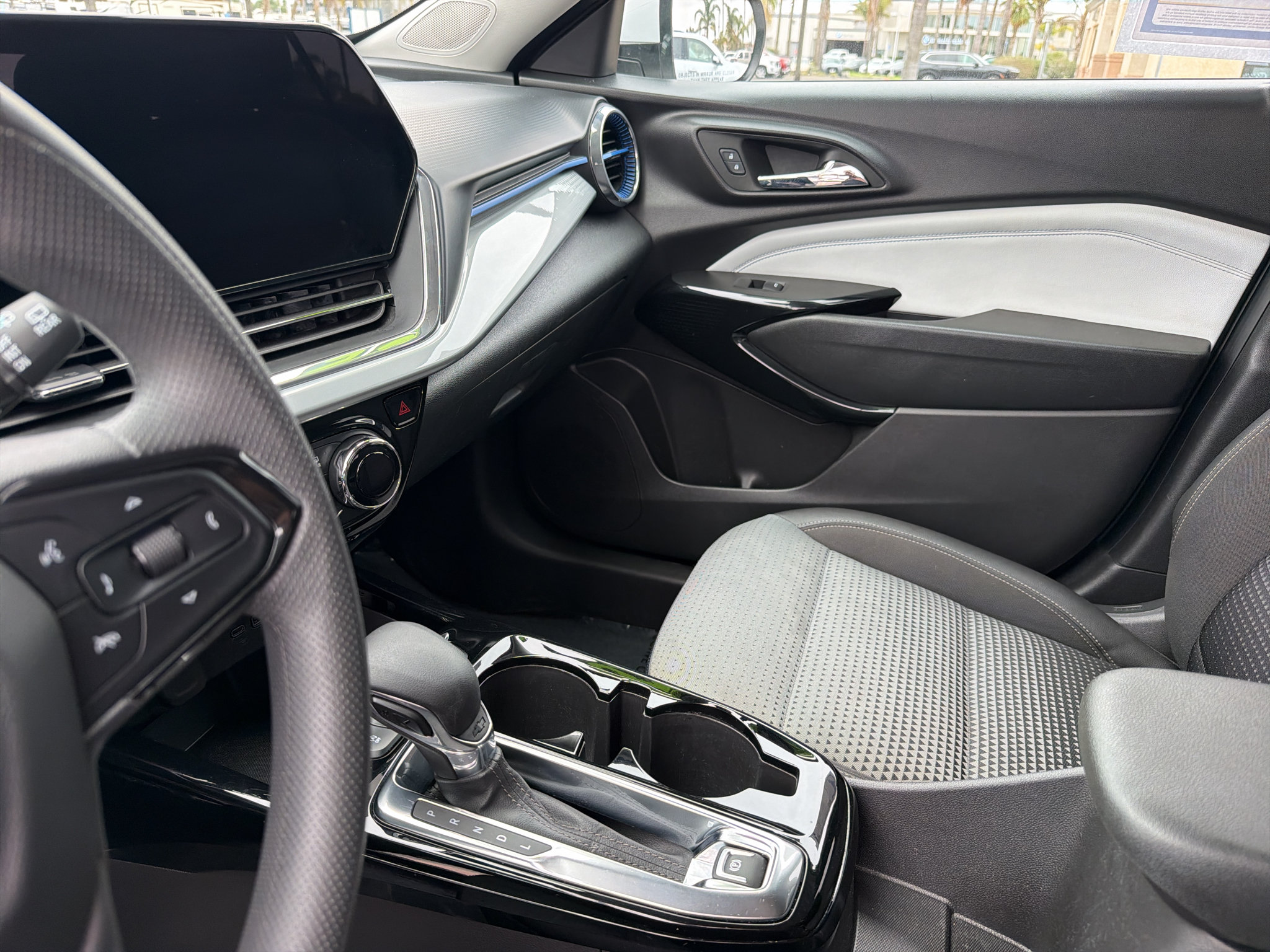 Used 2025 Chevrolet Trax LT FWD image 11
