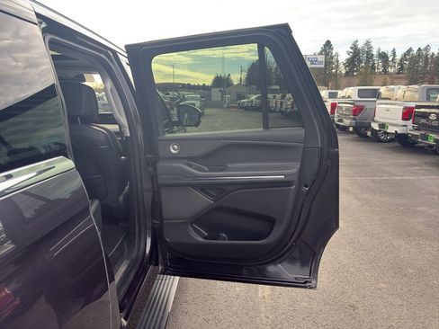 Used 2025 Lincoln Navigator L Reserve image 11