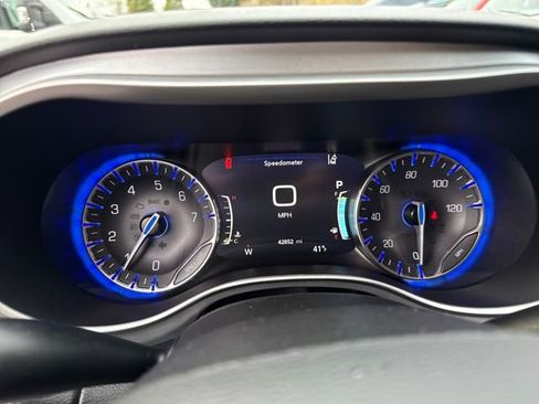 Used 2020 Chrysler Pacifica Touring-L Plus image 20