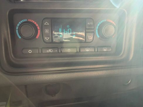 Used 2005 Chevrolet Silverado 2500 LS w/ Heavy-Duty Power Package image 28