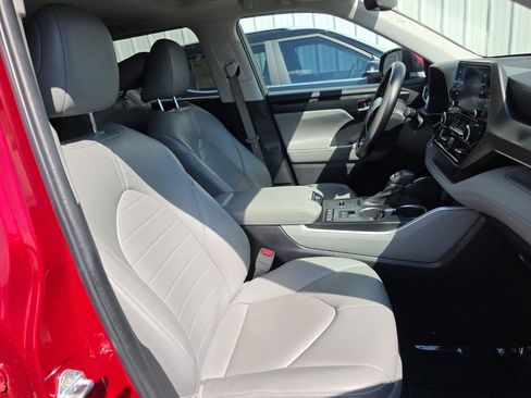Used 2022 Toyota Highlander XLE FWD image 12