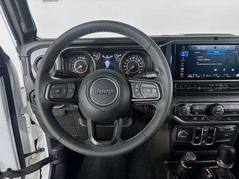 Used 2025 Jeep Gladiator Sport AWD/4WD image 12