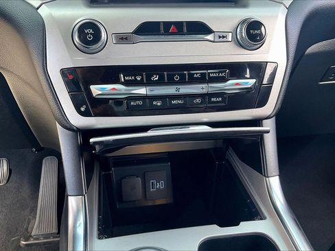 Certified 2022 Ford Explorer XLT w/ Equipment Group 202A image 34