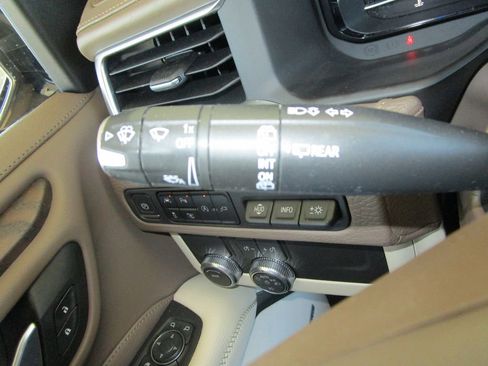 Used 2022 GMC Yukon XL Denali image 30