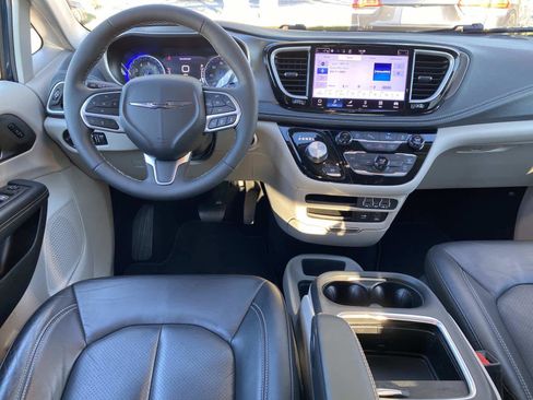 Certified 2022 Chrysler Pacifica Touring-L image 9