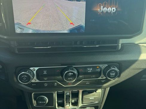 Used 2024 Jeep Gladiator Sport AWD/4WD image 14