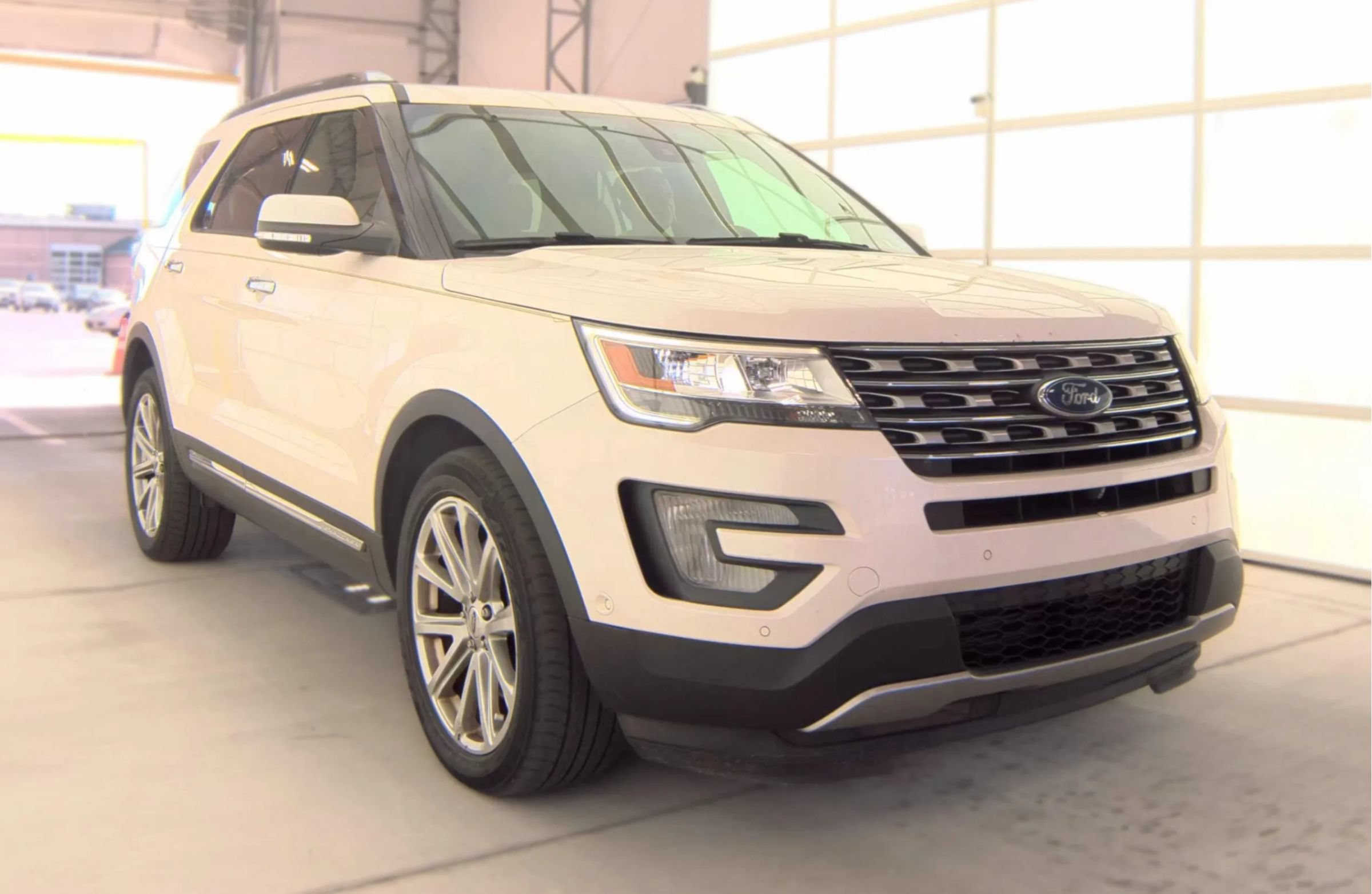 Used 2017 Ford Explorer Limited w/ Equipment Group 303A AWD/4WD image 4