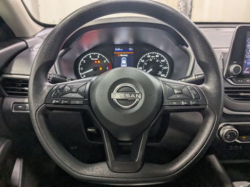 Used 2025 Nissan Altima 2.5 S FWD image 13