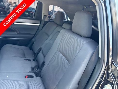 Used 2019 Toyota Highlander LE w/ Carpet Mat Package (TMS) FWD image 12