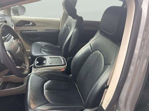 Used 2022 Chrysler Pacifica Touring-L image 6