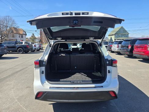 Used 2023 Toyota Highlander L image 19
