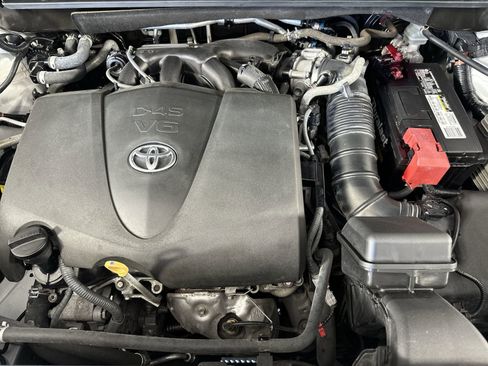 Used 2020 Toyota Highlander LE FWD image 28