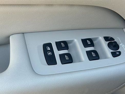 Certified 2023 Volvo XC60 T8 Plus w/ Climate Package image 11