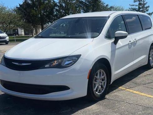 Used 2022 Chrysler Voyager LX image 4