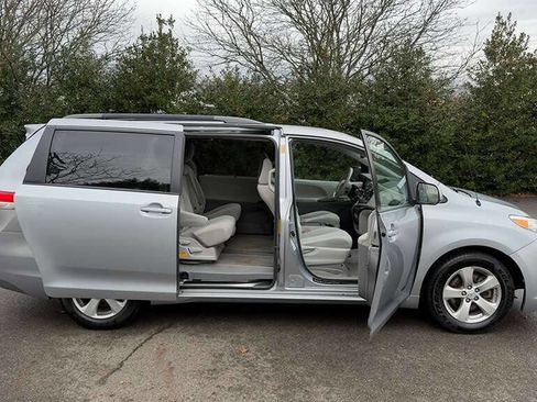 Used 2014 Toyota Sienna LE image 28