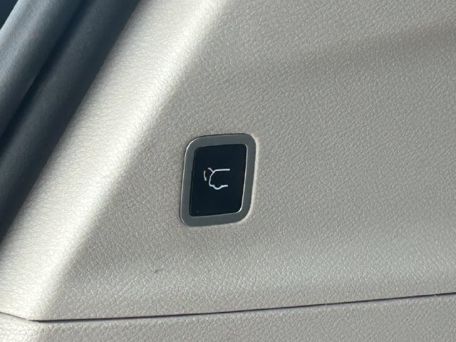 Used 2023 Chrysler Pacifica Touring-L FWD image 33