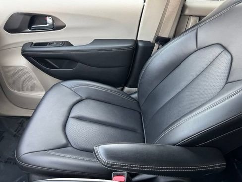 Used 2024 Chrysler Pacifica Limited FWD image 24