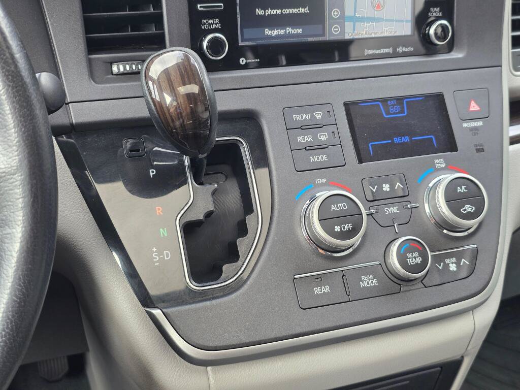 Used 2020 Toyota Sienna XLE w/ XLE Navigation Package FWD image 25
