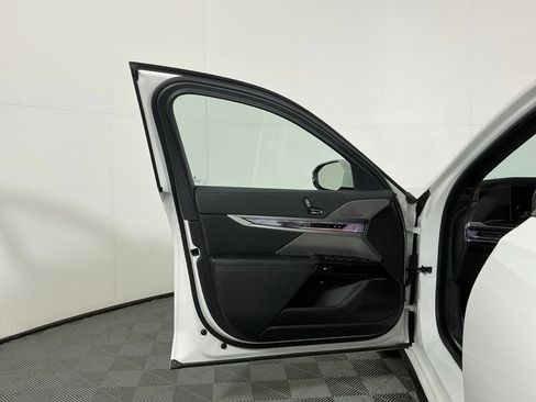 Used 2024 BMW i7 eDrive50 w/ M Sport Package RWD image 18