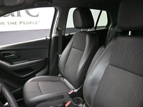 Used 2022 Chevrolet Trax LT w/ LT Convenience Package AWD/4WD image 9