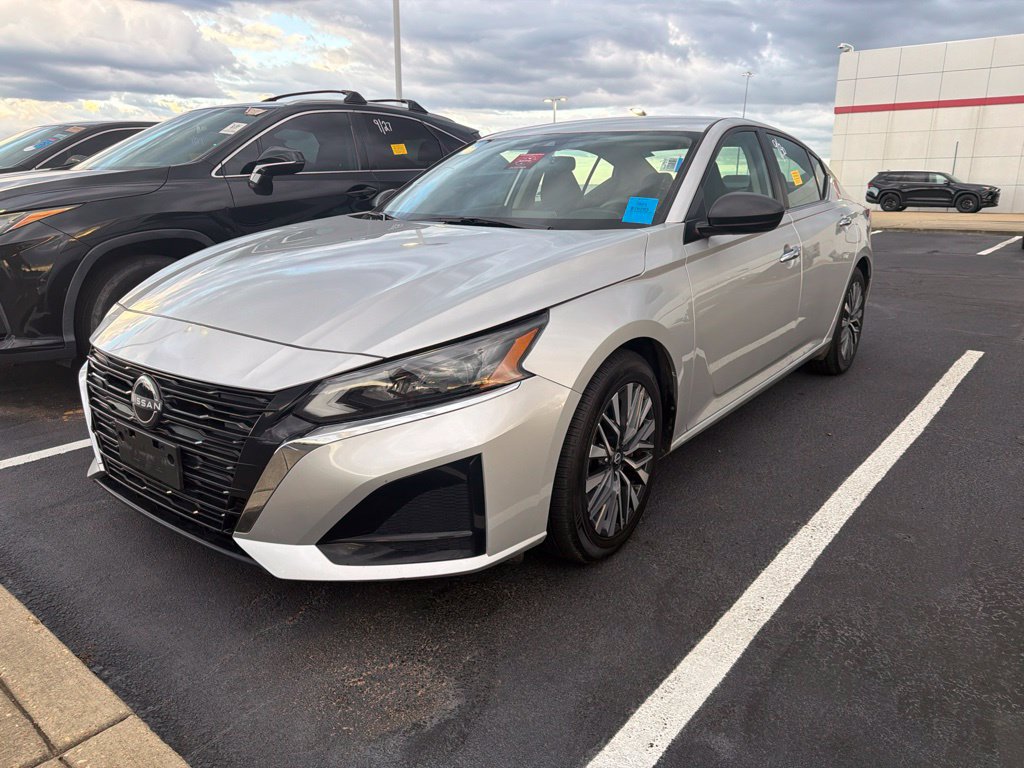 Used 2024 Nissan Altima 2.5 SV FWD image 1