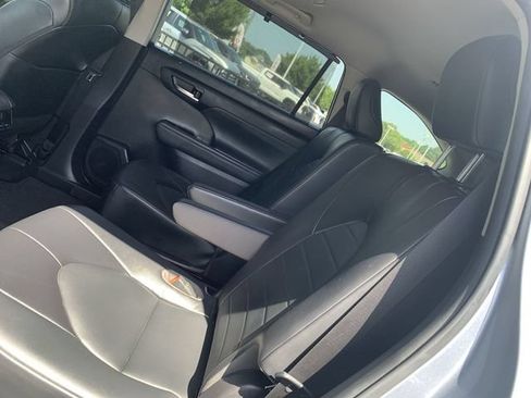 Used 2022 Toyota Highlander XLE FWD image 10
