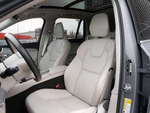 Used 2022 Volvo XC90 T5 Momentum w/ Climate Package image 21