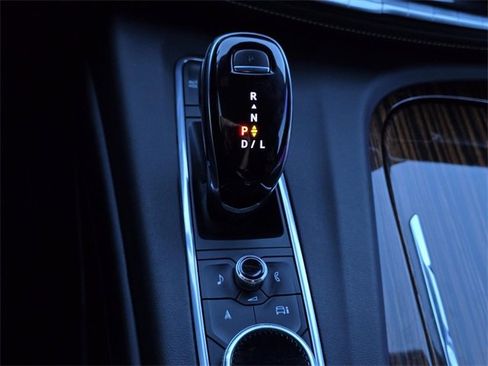 Used 2021 Cadillac Escalade Luxury image 16